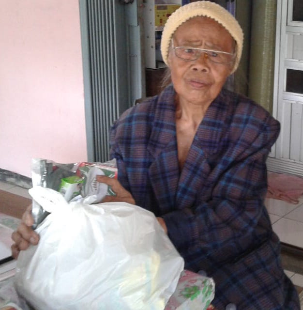 Hundreds of elderly people in Cipanas need your help. 