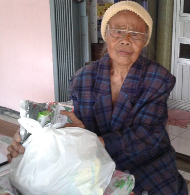 Hundreds of elderly people in Cipanas need your help.