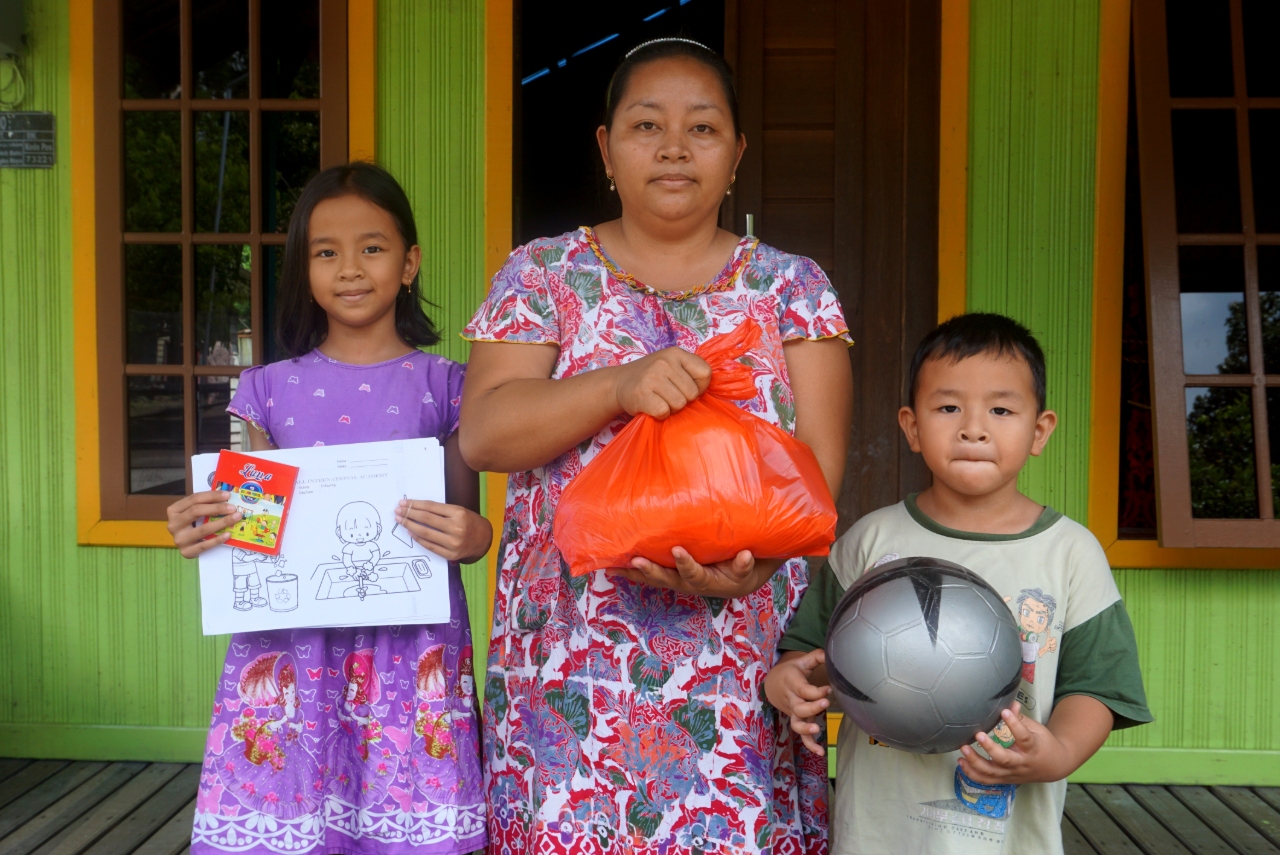 Four months after the first cases of COVID-19 were found in Indonesia, YUM's task force continues to distribute hygiene kits and food packages to those most in need.