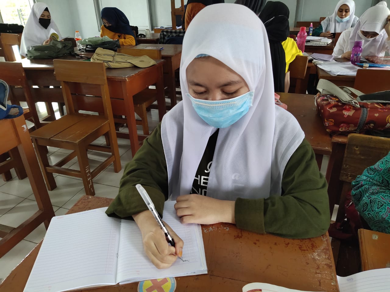 Among millions of students who are affected by the COVID-19 pandemic, Heni is struggling to keep learning. She is one of the students in rural Indonesia who is in YUM’s sponsorship program.