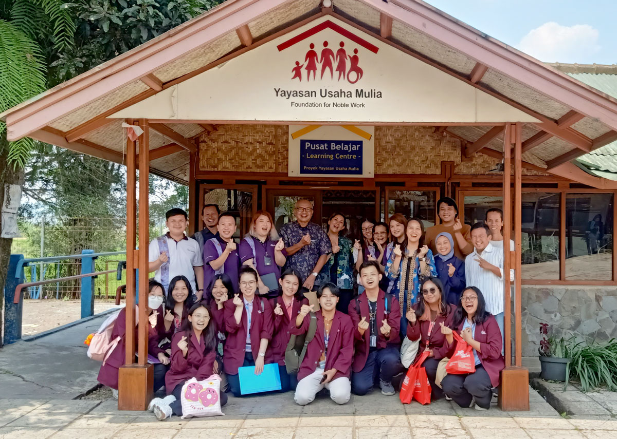 Recently, we had the privilege of hosting a group of dedicated lecturers and students from Bina Nusantara (BINUS) University, who ventured into the communities in Cipanas (West Java) for, not one, but TWO days of activities!