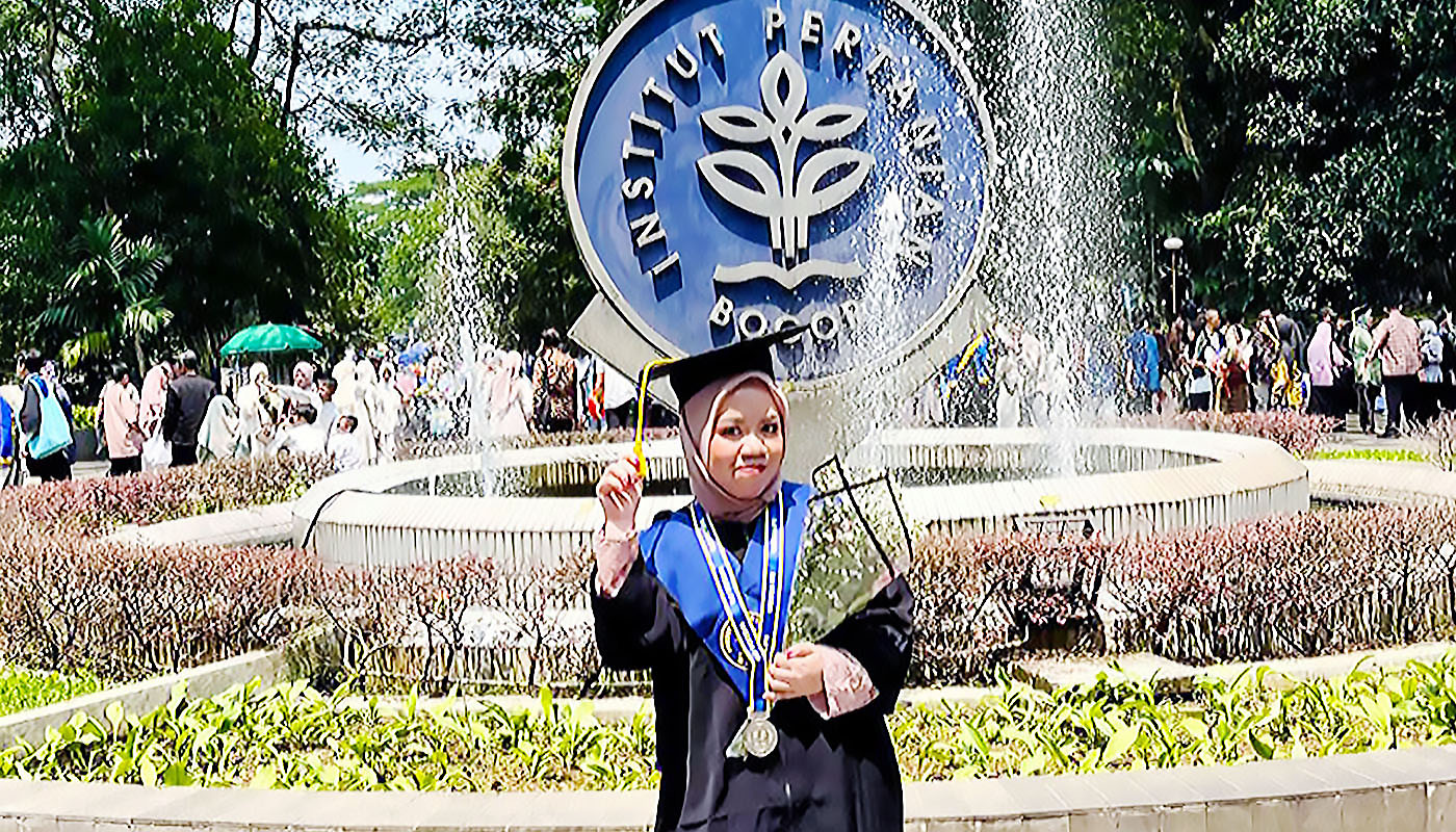 Heni Rahmawati, a determined young woman from Cipanas, has just celebrated a milestone she once thought impossible: graduating from IPB University with a degree in Chemistry.
