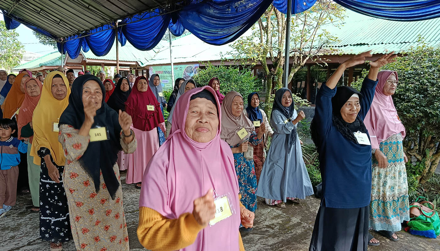 Laughter filled the hall before the music even started. Old friends spotted each other across the room and waved. Chairs were pulled closer together so conversations could begin.